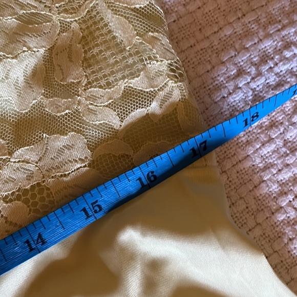 Yellow vintage slip. Excellent vintage condition. - Picture 6 of 10